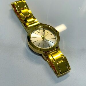 Very Elegant watch. Never worn, comes with box.